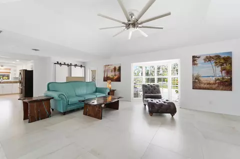 Living - 18 Saddleback Rd, Tequesta, FL 33469 photo 2 of 3