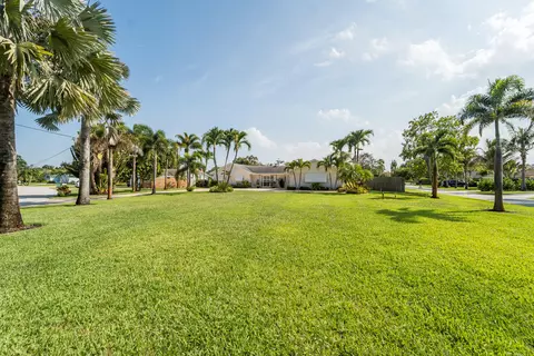 Exterior - 18 Saddleback Rd, Tequesta, FL 33469 photo 3 of 30