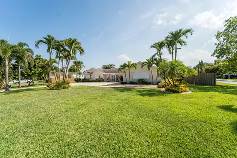 Exterior - 18 Saddleback Rd, Tequesta, FL 33469 photo 5 of 30