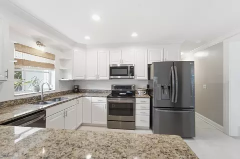 Kitchen - 18 Saddleback Rd, Tequesta, FL 33469 photo 4 of 4