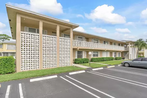 1110 Boxwood Dr #202, Delray Beach, FL 33445