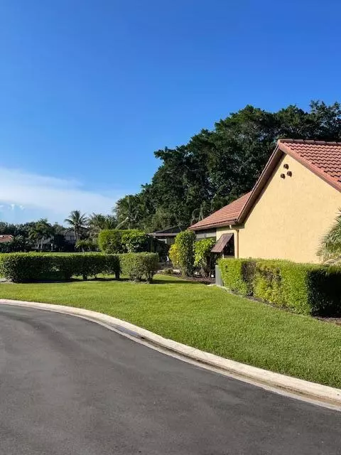 18 Ironwood Way N, Palm Beach Gardens, FL 33418