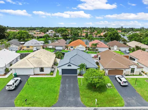 15121 S Waterford Dr, Davie, FL 33331
