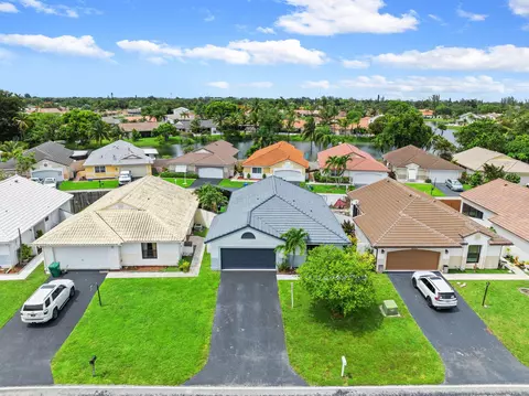 15121 S Waterford Dr, Davie, FL 33331