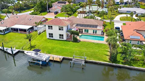 8422 SE Royal St, Hobe Sound, FL 33455