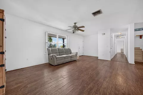 Living - 2546 SE 27th St, Okeechobee, FL 34974 photo 3 of 4