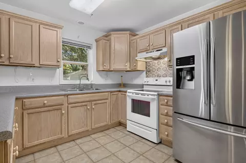 Kitchen - 2546 SE 27th St, Okeechobee, FL 34974 photo 2 of 3