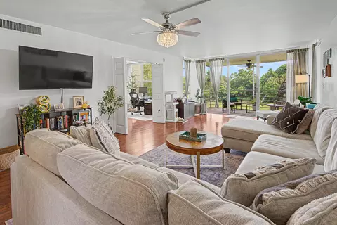 3930 Oaks Clubhouse Dr #304, Pompano Beach, FL 33069