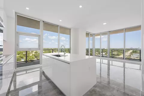 220 Lake Shore Dr #923, Lake Park, FL 33403