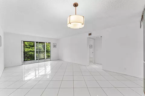 7301 Amberly Ln #402, Delray Beach, FL 33446