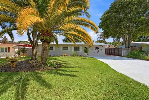 1095 NE Tuxedo Ter, Jensen Beach, FL 34957