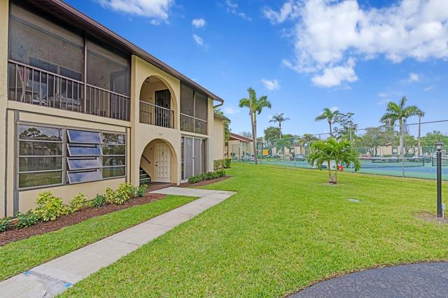 336 Pine Ridge Cir #B-1, Greenacres, FL 33463