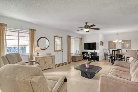 337 Pine Ridge Cir #D-2, Greenacres, FL 33463