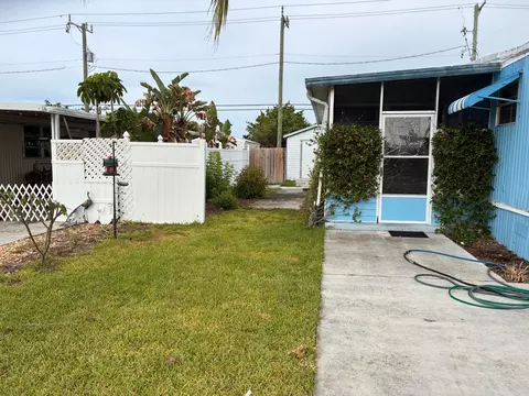 8268 SE Swan Ave, Hobe Sound, FL 33455