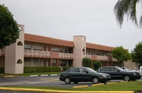 9101 Sunrise Lakes Blvd #206, Sunrise, FL 33322