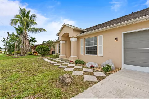 516 SE Crosspoint Dr, Port Saint Lucie, FL 34983
