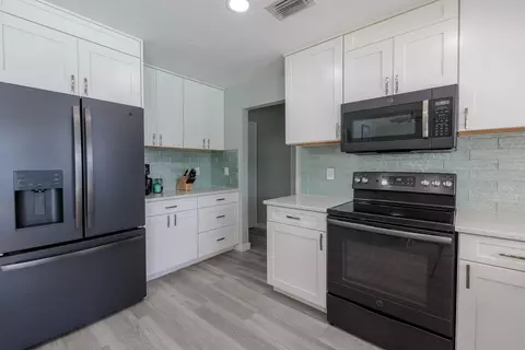 Kitchen - 4716 SE Winter Haven Ct, Stuart, FL 34997 photo 4 of 5