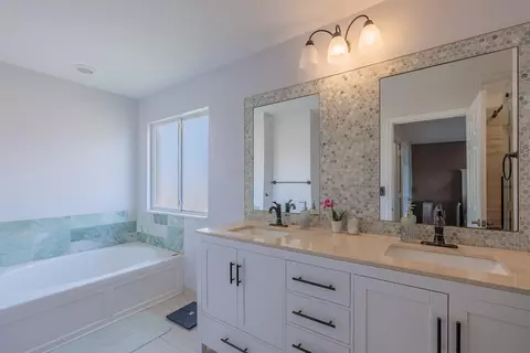 Bath - 4716 SE Winter Haven Ct, Stuart, FL 34997 photo 1 of 3