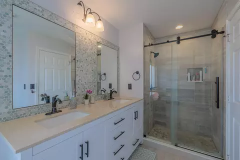 Bath - 4716 SE Winter Haven Ct, Stuart, FL 34997 photo 2 of 3