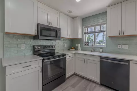 Kitchen - 4716 SE Winter Haven Ct, Stuart, FL 34997 photo 3 of 5