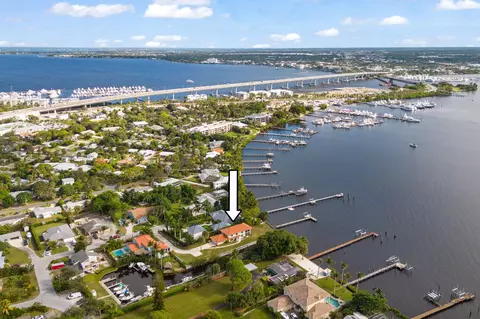 911 NW Sunset Ter, Stuart, FL 34994