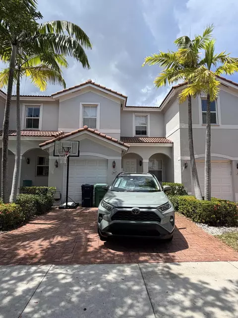 1047 NE 208th St, Miami, FL 33179