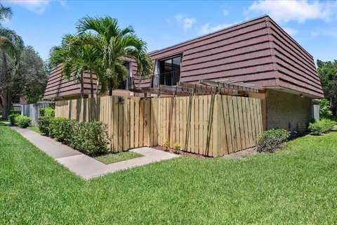 2108 21st Ln, Palm Beach Gardens, FL 33418