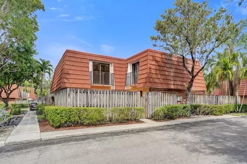 9951 NW 6th Ct, Plantation, FL 33324