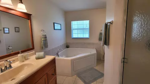 Bath - 1163 Click Dr, Moore Haven, FL 33471 photo 3 of 5