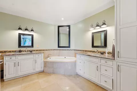 Bath - 50 SE Ocean Blvd #302, Stuart, FL 34994 photo 1 of 4