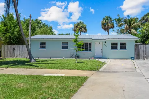 Exterior - 520 SE Dolphin Dr, Stuart, FL 34996 photo 1 of 6