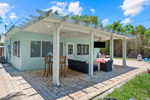 Exterior - 520 SE Dolphin Dr, Stuart, FL 34996 photo 2 of 6