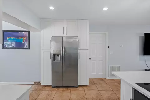 Kitchen - 520 SE Dolphin Dr, Stuart, FL 34996 photo 4 of 5