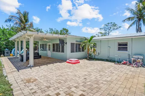 Exterior - 520 SE Dolphin Dr, Stuart, FL 34996 photo 3 of 6