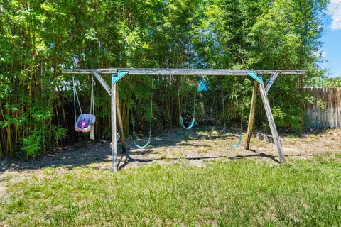 Exterior - 520 SE Dolphin Dr, Stuart, FL 34996 photo 4 of 6