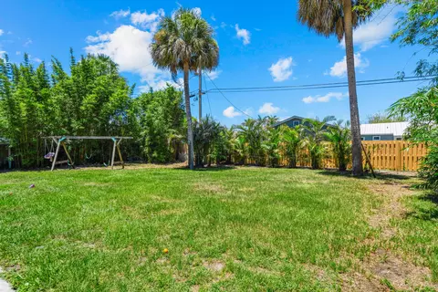 Exterior - 520 SE Dolphin Dr, Stuart, FL 34996 photo 5 of 6