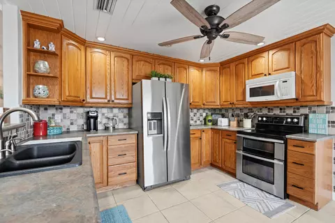 Kitchen - 4796 SE Manatee Ter, Stuart, FL 34997 photo 2 of 4