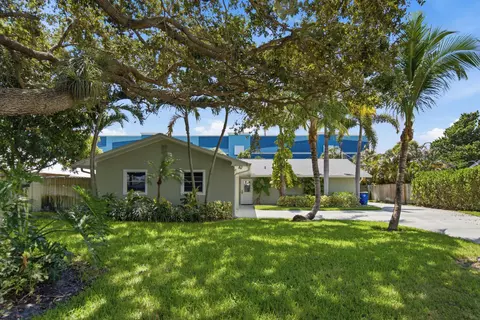 Exterior - 4796 SE Manatee Ter, Stuart, FL 34997 photo 4 of 16