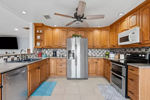 Kitchen - 4796 SE Manatee Ter, Stuart, FL 34997 photo 3 of 4