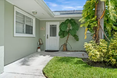 Exterior - 4796 SE Manatee Ter, Stuart, FL 34997 photo 4 of 15