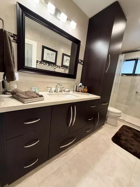 Bath - 5170 Palm Ave, Hialeah, FL 33012 photo 3 of 5