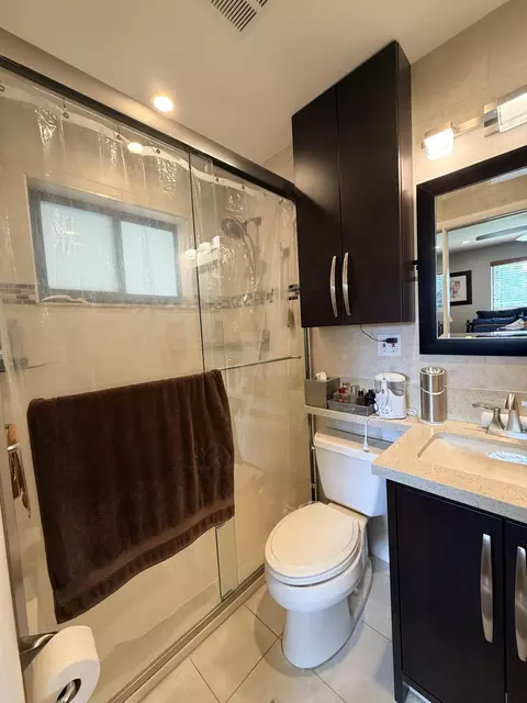 Bath - 5170 Palm Ave, Hialeah, FL 33012 photo 1 of 5