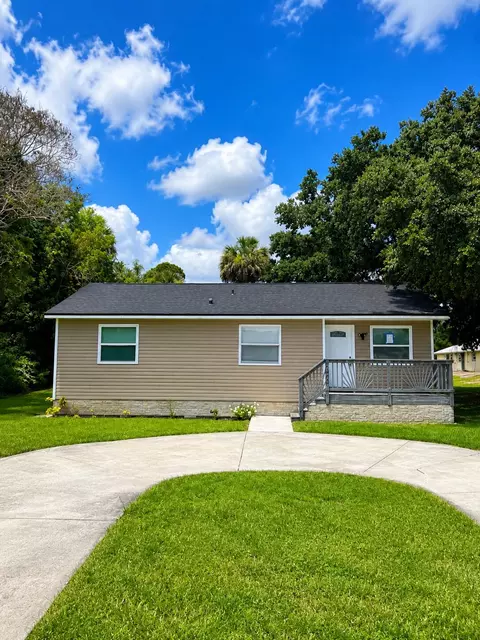 2405 N 44th St, Fort Pierce, FL 34946