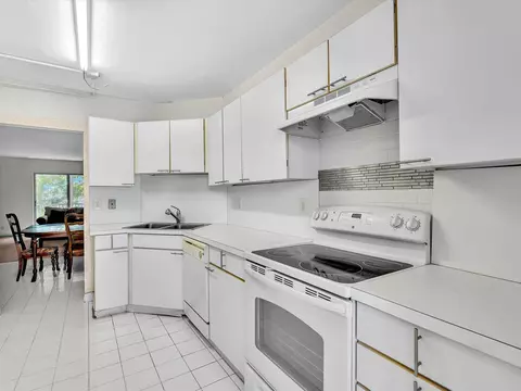 Kitchen - 9101 W Sample Rd #204, Coral Springs, FL 33065 photo 2 of 4