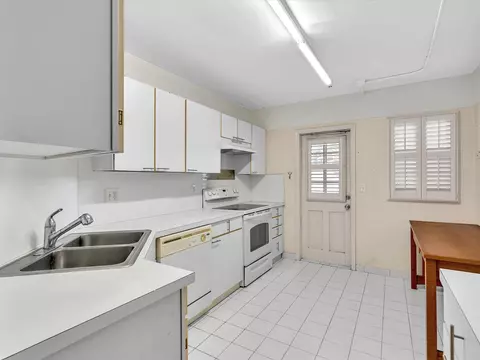 Kitchen - 9101 W Sample Rd #204, Coral Springs, FL 33065 photo 3 of 4