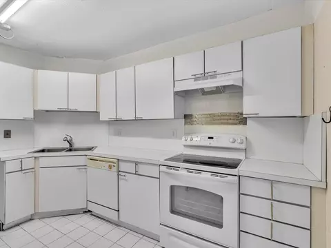 Kitchen - 9101 W Sample Rd #204, Coral Springs, FL 33065 photo 4 of 4