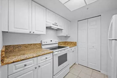 200 N Crestwood Ct N #211, Royal Palm Beach, FL 33411