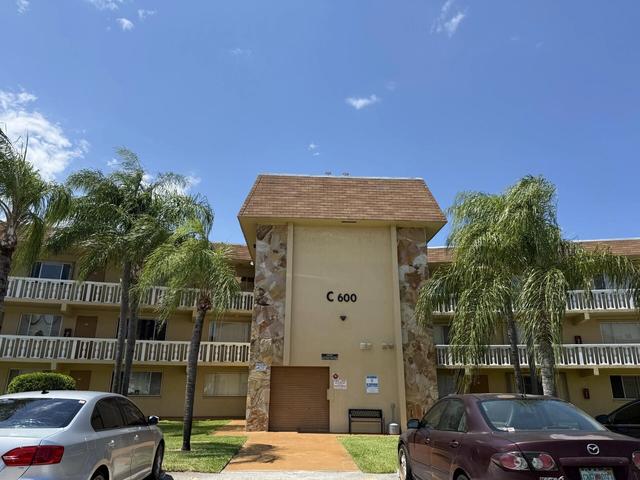 600 Village Green Ct #121, Palm Springs, FL 33461
