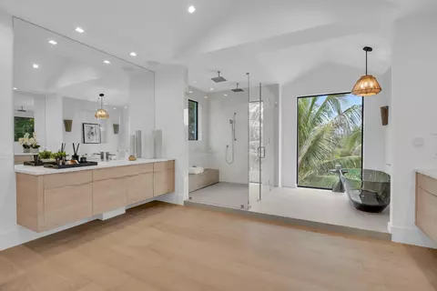 Bath - 19175 W Riverside Dr, Tequesta, FL 33469 photo 4 of 11