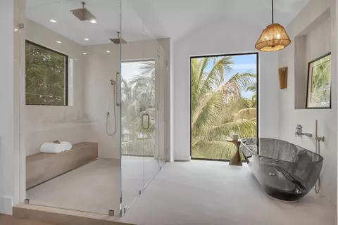 Bath - 19175 W Riverside Dr, Tequesta, FL 33469 photo 7 of 11